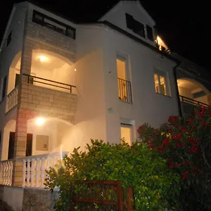 apartments-yvonne.hotels-in-trogir.com/